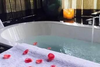 杭州富阳区水疗池中的失重冥想：当身体学会漂浮